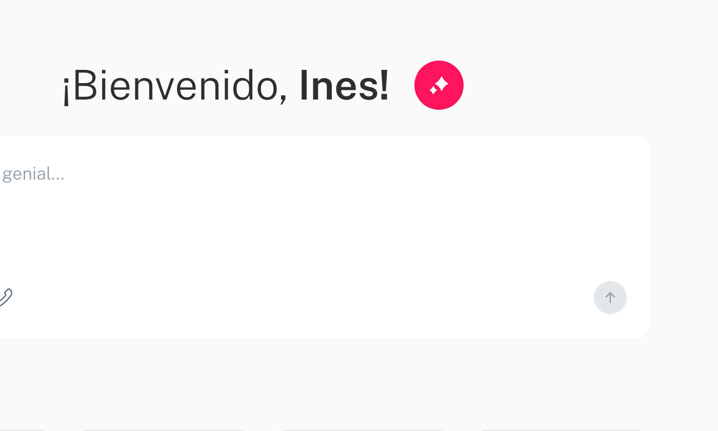 La pantalla de Tu Equipo de IA, con el saludo, la caja de texto y las tarjetas de sugerencias