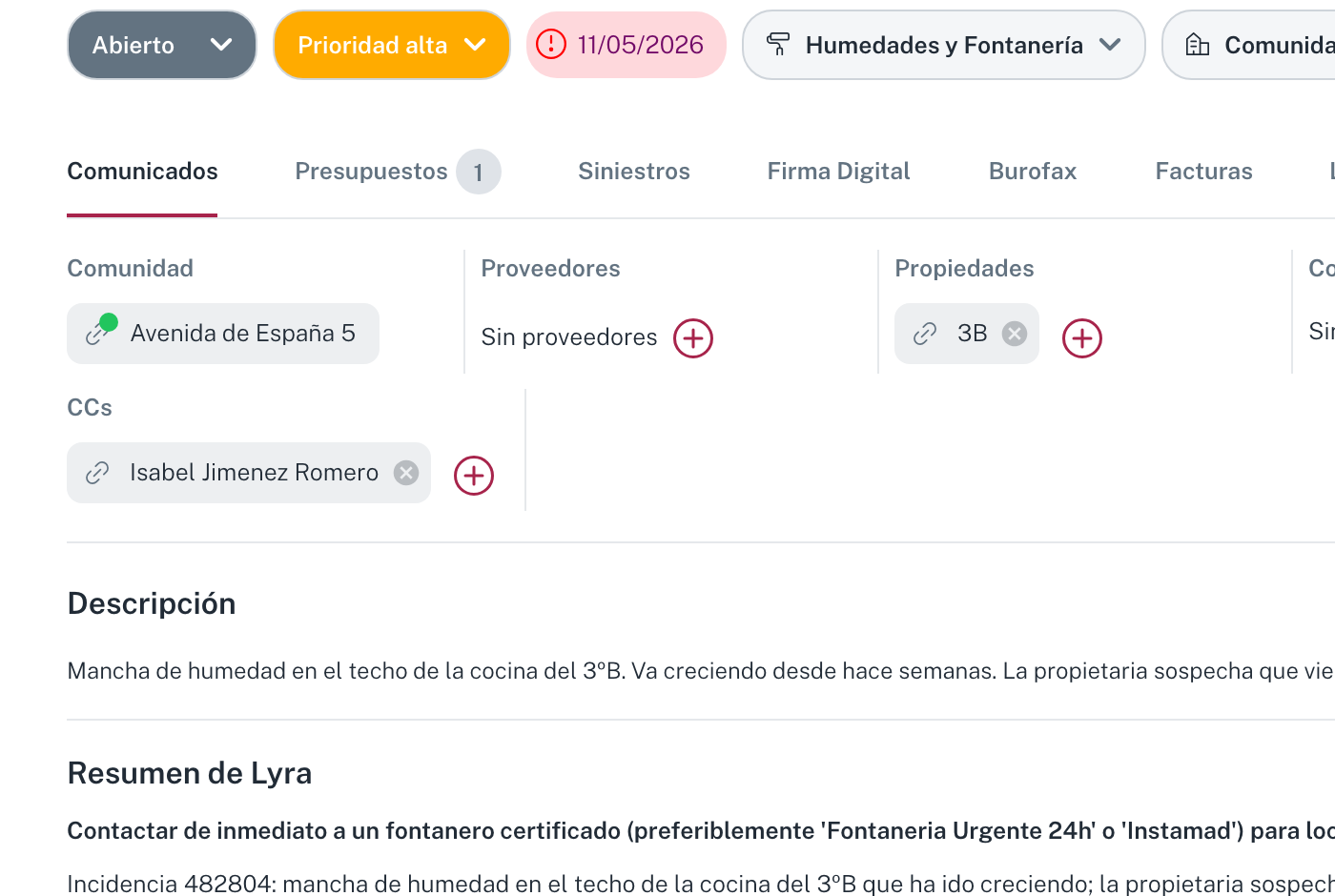 La ficha de una incidencia: las etiquetas de estado, prioridad, fecha y categoría, y debajo las sub-pestañas Comunicados, Presupuestos, Siniestros, Firma Digital, Burofax y Facturas