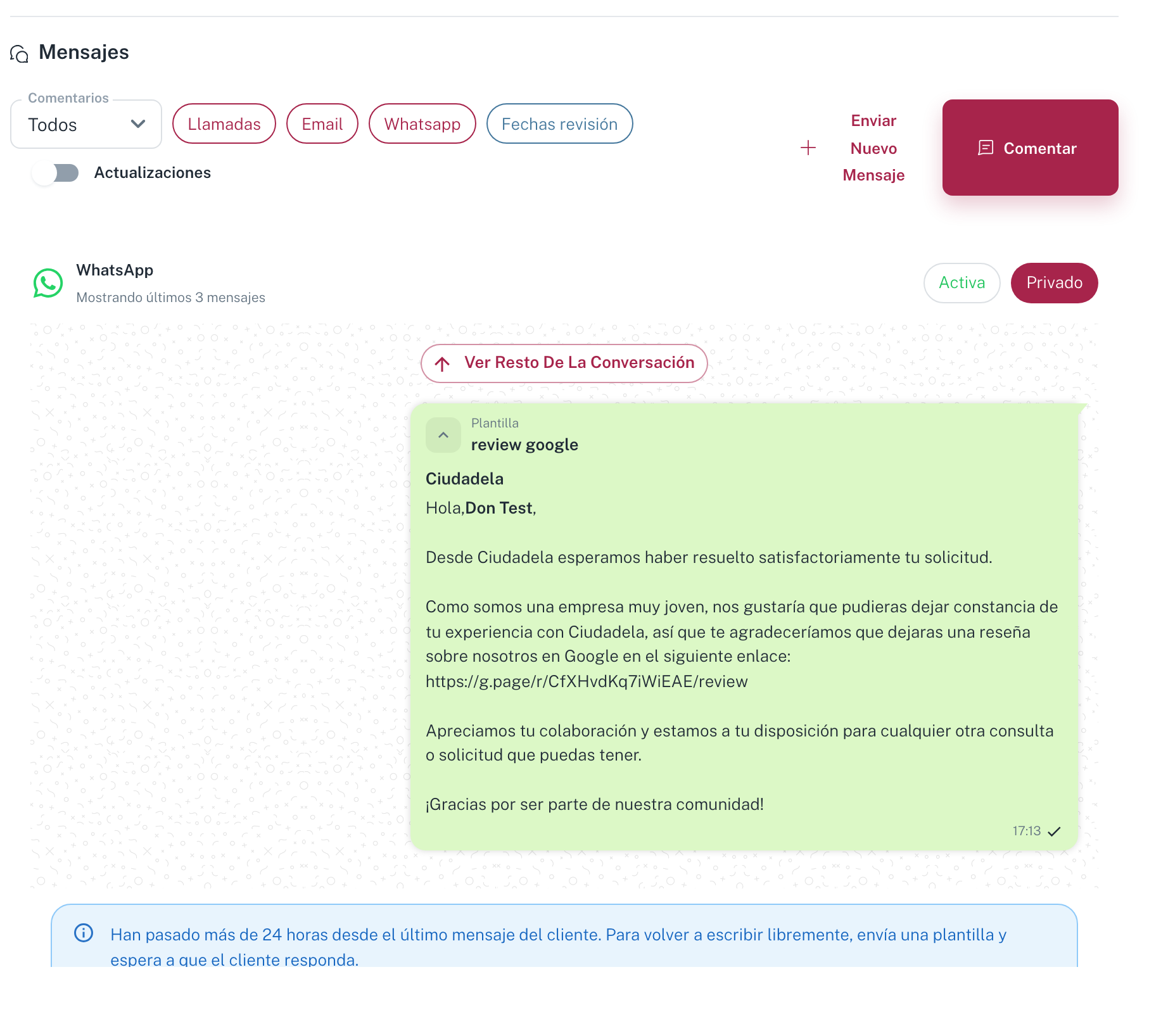 La conversación de WhatsApp dentro del ticket, con la burbuja del mensaje enviado y el nombre de la plantilla
